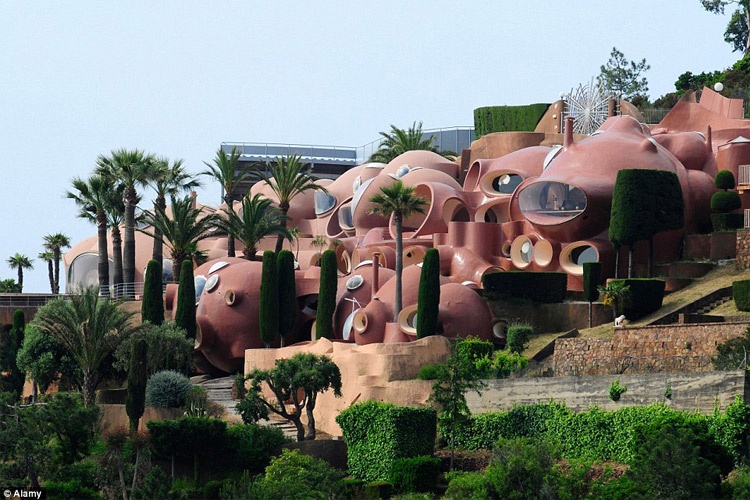 قصر حباب‌ها، زیباترین هتل سورئال جهان